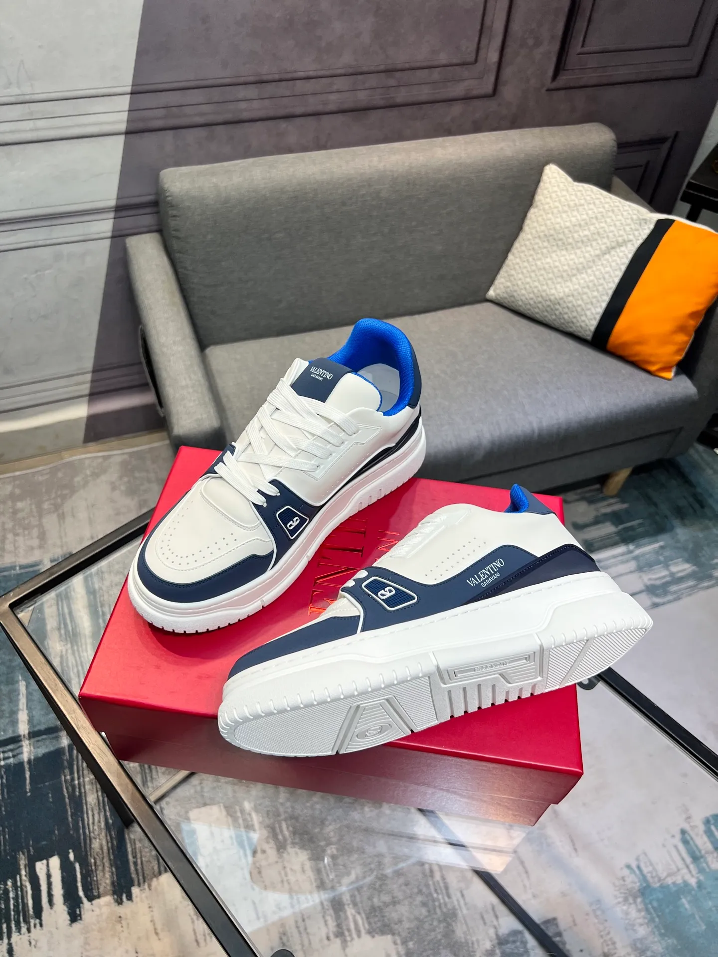 Men's Men's Shoes 💰660 Valentino 2023 early autumn new star shoes are now online! Wang Hedi and Ren Jialun have been worn by many celebrities. Who can refuse the same couple shoes as Wang Hedi! The design of Stars Stab My Heart is cool and spicy. The material of the shoes is cowhide, and every color is beautiful! Size 35-40, men’s size 39-44 (women’s 41, men’s 38, 45🉑️customized)